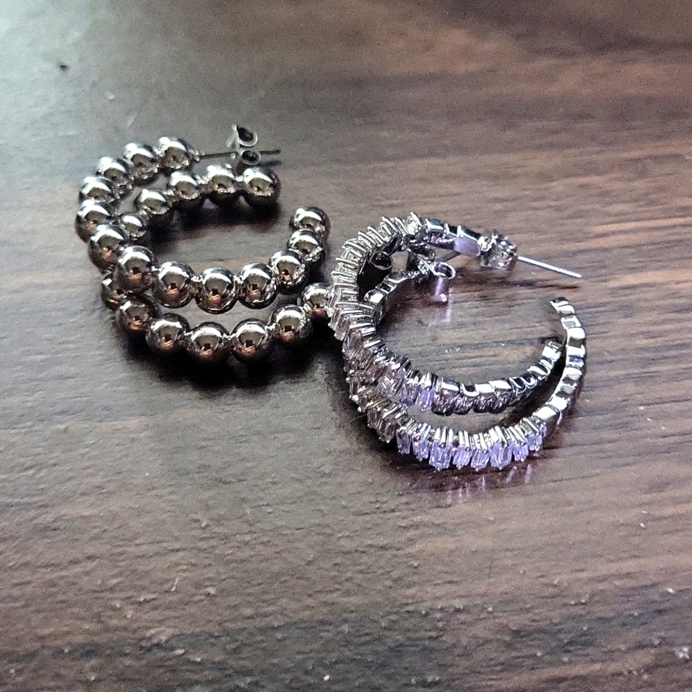 2 pairs of light weight hoop earrings